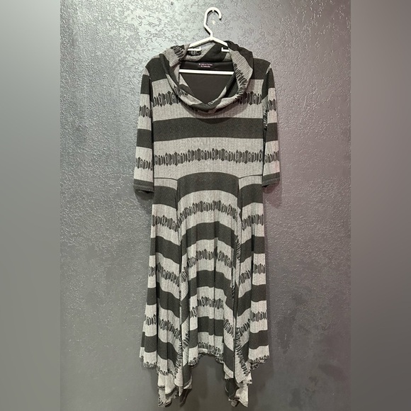 Signature by Robbie Bee Dresses & Skirts - SIGNATURE By Robbie Bee Black/Gray Cowl Neck 1/2 Sleeve Dress Size